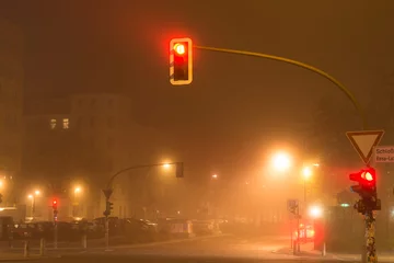 Fotobehang rote ampel nachts im nebel in berlin red traffic light at night © moonrun
