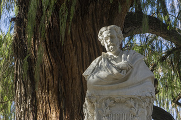 Fototapeta na wymiar detalles del monumento dedicado al poeta Gustavo Adolfo Bécquer en la ciudad de Sevilla