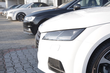 weißer Sportwagen 