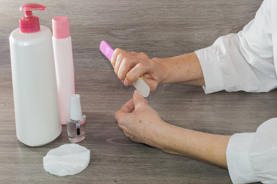 una mujer se cuida y suaviza las u&ntilde;as con una lima de u&ntilde;as