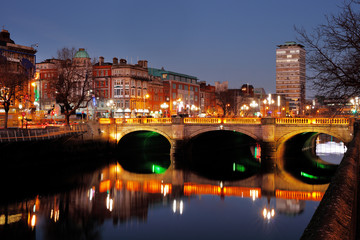 Night view of the O'Connell Bridge and the north banks of the river Liffey in Dublin City Centre, it was built between 1791 and 1794 - obrazy, fototapety, plakaty
