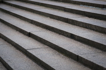 Graue aufsteigende Treppen