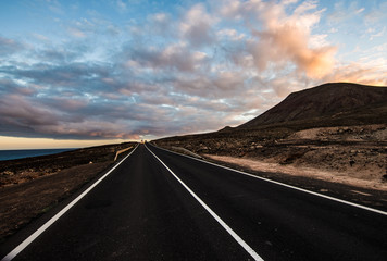 strada verso il nulla, attraversa il parco naturale delle dune a Fuerteventura