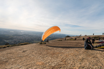 Preparando para saltar de paraglider