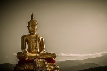 Statue de Bouddha en or avec nuage et ciel en arrière-plan