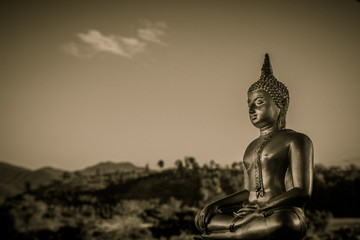 Statue de Bouddha avec montagne en arrière-plan