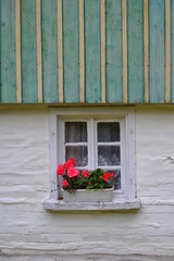 Okno w drewnianym wiejskim domu