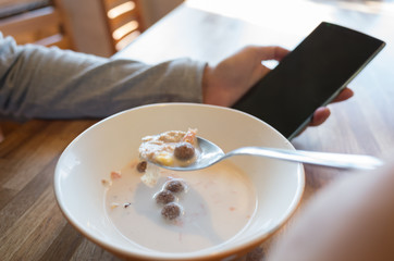 eat cereal with phone