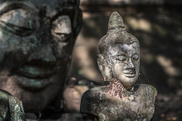 Fototapeta premium Ancienne statue bouddhiste, tête de Bouddha, relique et vestige bouddhistes, Wat Umong, Chiang Mai, Thailande