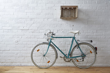 Fototapeta na wymiar vintage bicycle in whitebrick studio