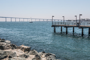 Obraz premium Fishing pier at Embarcadero Park South in San Diego, California, with the Coronado Bridge in the background.