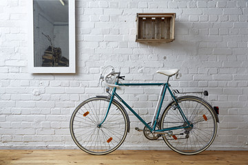 Fototapeta na wymiar vintage bicycle in whitebrick studio