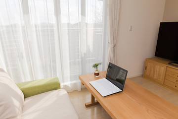 リビングルームとノートパソコン