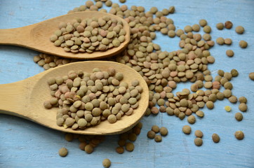 Tahta kaşıkta yeşil mercimek