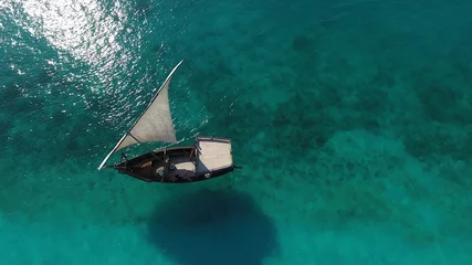 Keuken foto achterwand Zanzibar Mooie witte zeilboot in zee, traditionele boot dhow Zanzibar, luchtfoto, schieten met de drone.