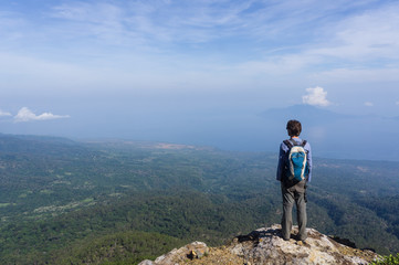 Fototapeta na wymiar Touriste escaladant le Mont Egon, Florès, Indonésie