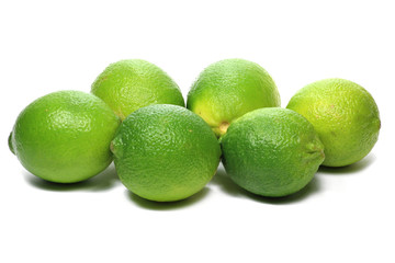 Limetten isoliert auf weißem Hintergrund