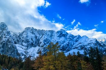 Obraz premium autumn sunrinse in the valley