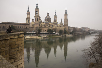 Fototapeta na wymiar Catedral del pilar, en Zaragoza.