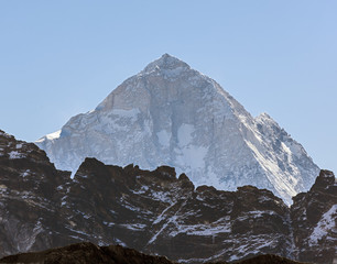 Uitzicht op de vijfde in de wereld op het hoogtepunt van de piek Makalu (8481 m) van de Renjo Pass - Gokyo regio, Nepal, Himalaya