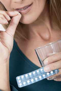 femme avalant une pilule contraceptive