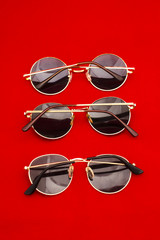 sunglasses on red background, minimalism foto