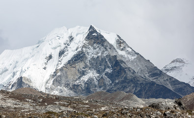 Island Peak (6189 m) bij slecht weer (uitzicht vanaf de Chhukhung-vallei) - Everest-regio, Nepal, Himalaya