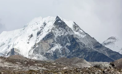 Zelfklevend Fotobehang Makalu Island Peak (6189 m) bij slecht weer (uitzicht vanaf de Chhukhung-vallei) - Everest-regio, Nepal, Himalaya