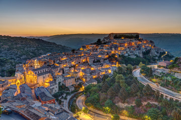 The old town of Ragusa Ibla in Sicily before sunrise - obrazy, fototapety, plakaty