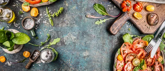 Fotobehang Gezonde vegetarische salade die voorbereiding maakt met tomaten op rustieke achtergrond, bovenaanzicht, banner, kopieerruimte © VICUSCHKA