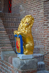 Sculpture : a lion holding shield with coat of arms