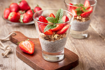 Breakfast with chia pudding, strawberries and muesli (Toning)