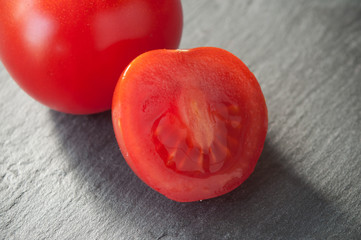 tomates cerises sur ardoise