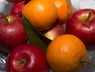 vase with apples and mandarin oranges