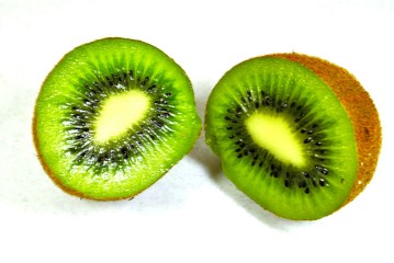 Kiwi\ Two slices of kiwi on a white background - 132515653