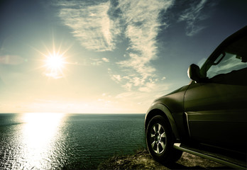 Fototapeta na wymiar SUV on the sea cliff