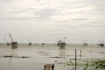 Fototapeta na wymiar View landscape of fishing lift and dip net machine in Pakpra can