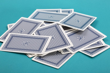 Несколько разбросанных игральных карт на зелёном фоне