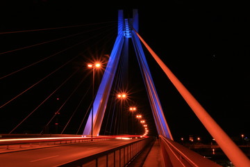 Beleuchtete Brücke bei Nacht