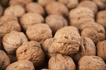 Walnüsse auf einem Holzhintergrund