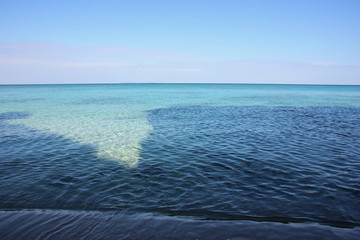 海面に映る岩の裂け目の影