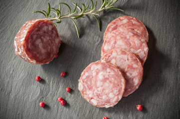 saucisson sec de porc sur ardoise