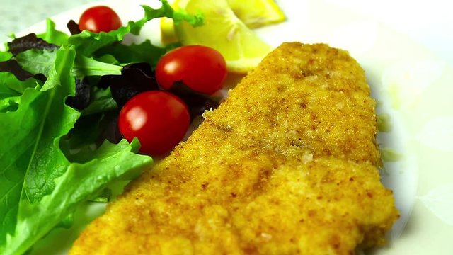swordfish steak with salad, tomatoes and lemon