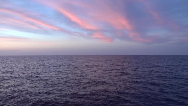 nuvole rosa con orizzonte sul mare in navigazione