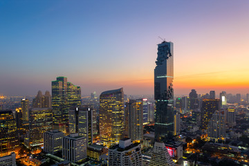 Naklejka premium Widok z lotu ptaka na nowoczesne biurowce w Bangkoku, kondominium w centrum Bangkoku z niebem o zachodzie słońca, Bangkok jest najbardziej zaludnionym miastem w Azji Południowo-Wschodniej. Bangkok, Tajlandia