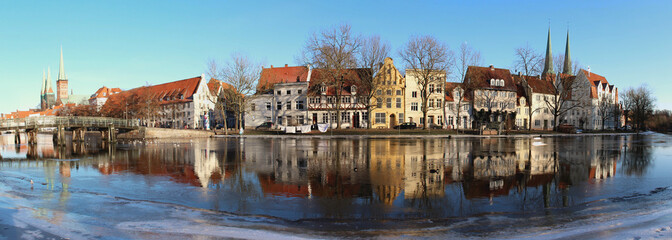 Lübeck Panorama Altstadt mit 5 Türmen im Winter