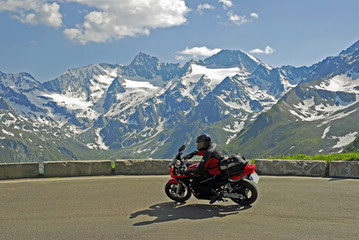 Fototapeta premium Motorrad auf Timmelsjoch- Passstrasse, Südauffahrt