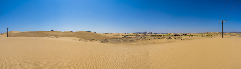 Fototapeta na wymiar Arabien, Sultanat Oman, Ash Sharqiyah South, Landstrasse in der Wüste