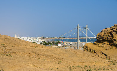 Blick auf die Hafenstadt Sur und die blaue Lagune mit der Khor Al Batah Hängebrücke,   Küste bei...