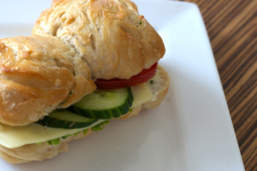 Belegtes Käsebrötchen mit Garnitur
